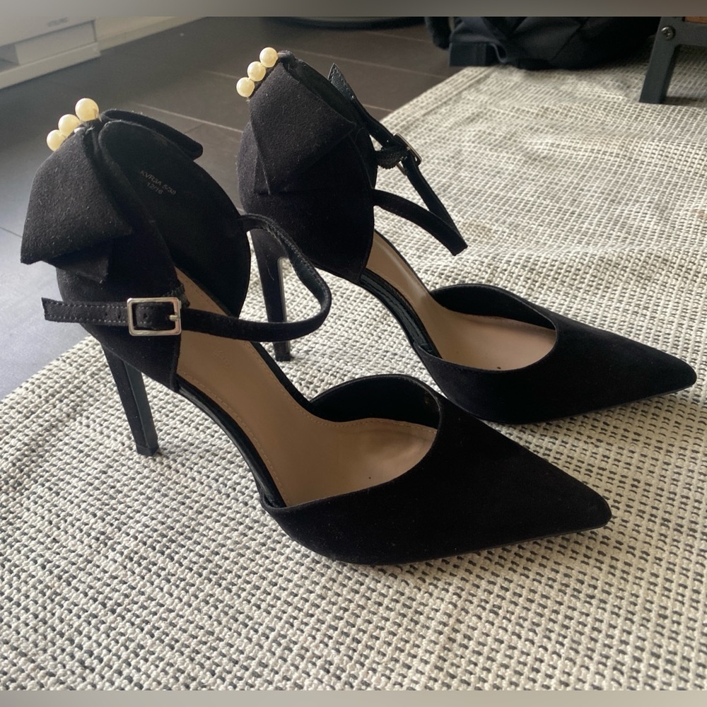 Black high heels shoes - UK Size 5 / US 7 - 8 inch heel - pearls & bow back